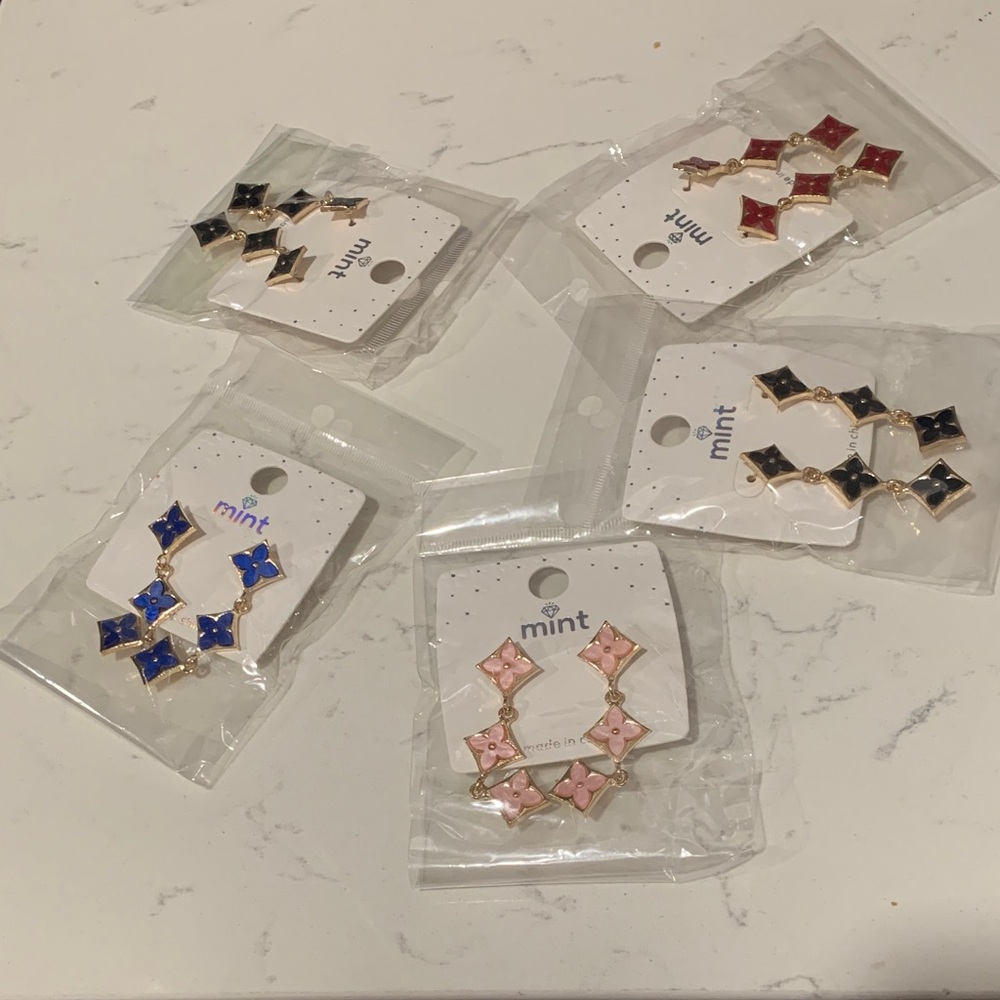 Clover Dangle Earrings (1 pair)